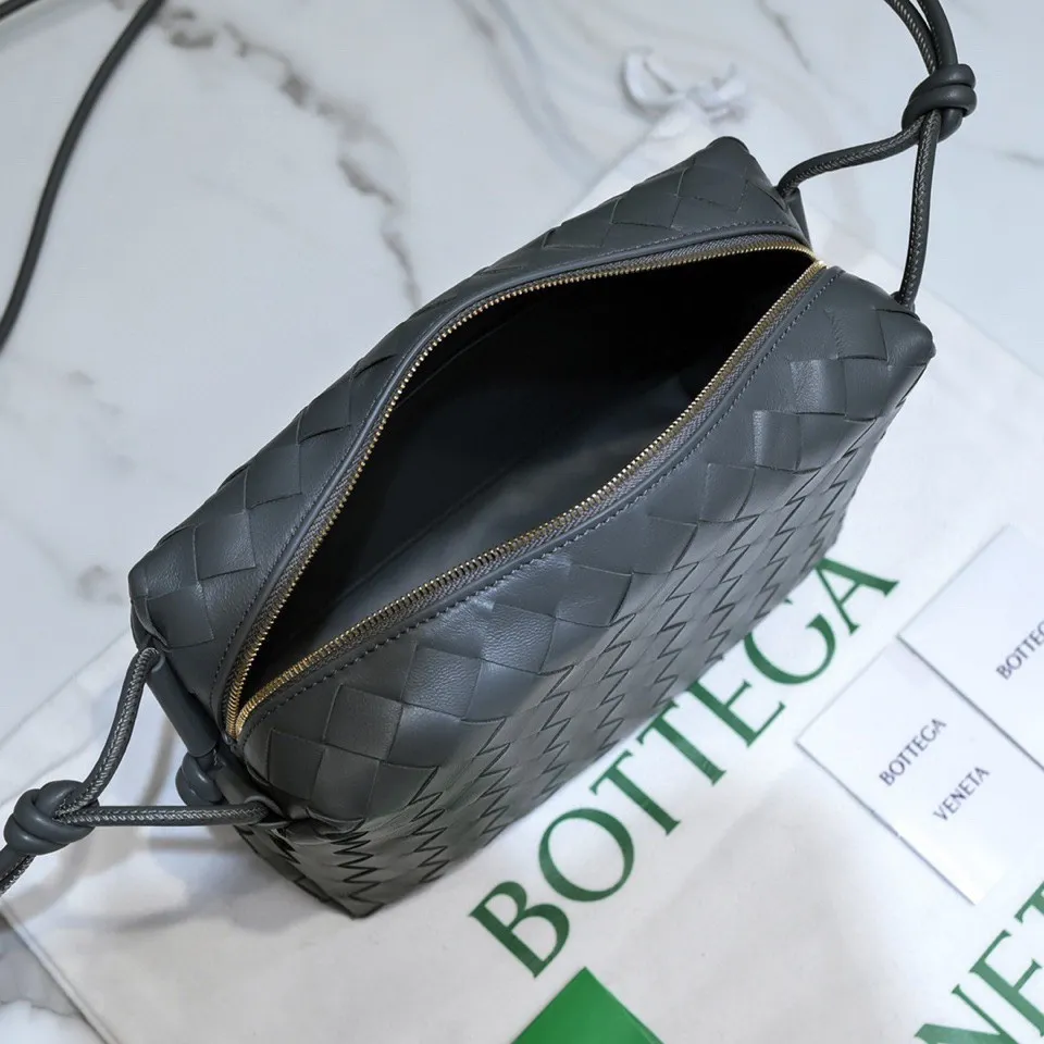 Batch 1260 B's new large Loop camera bag is here🔥Classic woven logo✅ The bag body is made of selected original sheepskin. The texture is soft and waxy. The simple square body is classic and versatile. The interior design is very practical. It has a lot of space and has an adjustable iconic leather drawstring. It can be said to be both elegant and practical. The design is very simple and elegant, with a kind of literary retro style. Size 22x15x8, model: 6684#